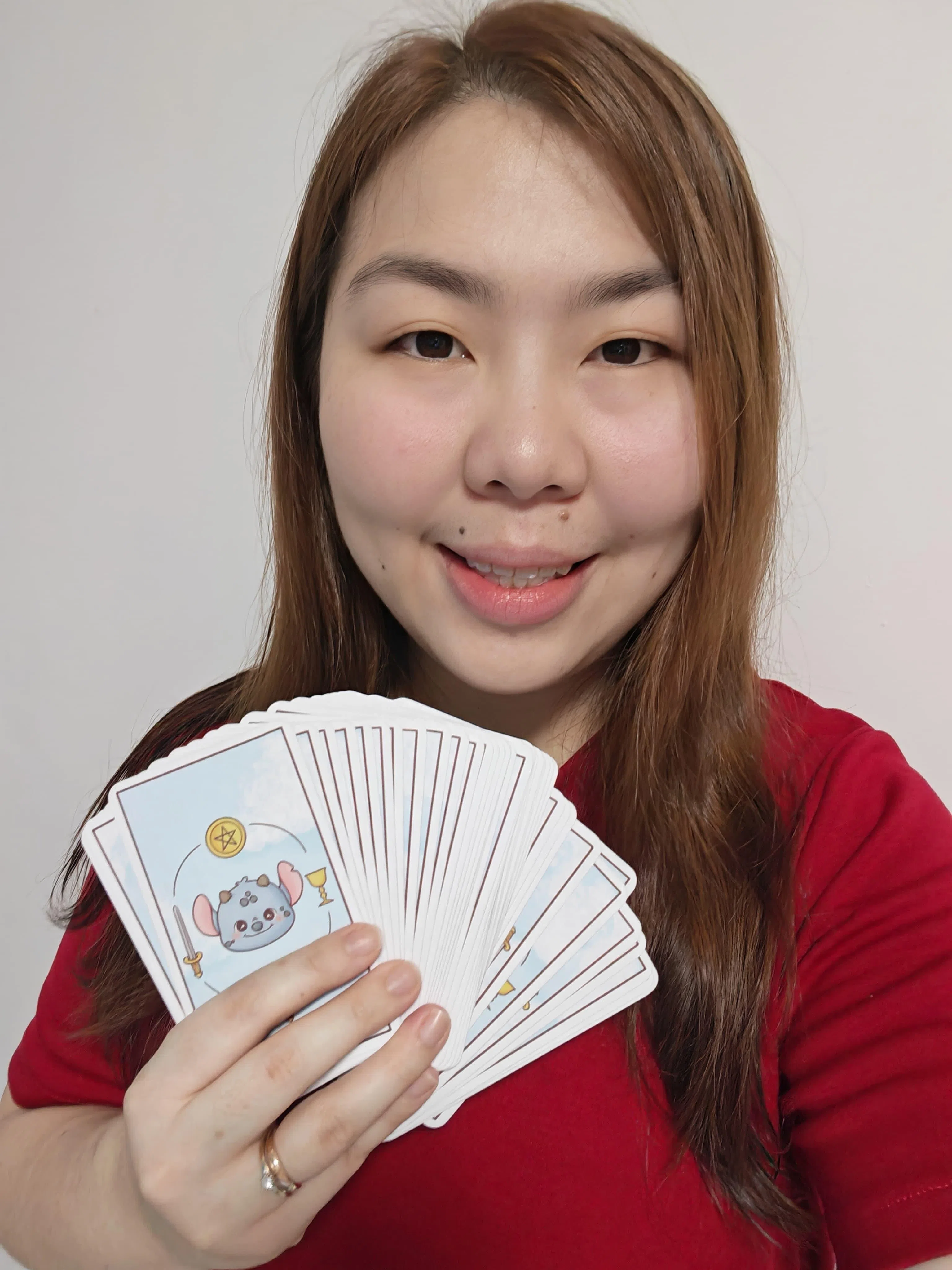 Jade指出，塔罗牌有很多不同的设计版本，有些塔罗牌设计师可能依循经典的骑士伟特塔罗牌设计，有些则跳脱这意象，如带有蛇特征寓意的图案不一定会绘上蛇的图案。（受访者提供）