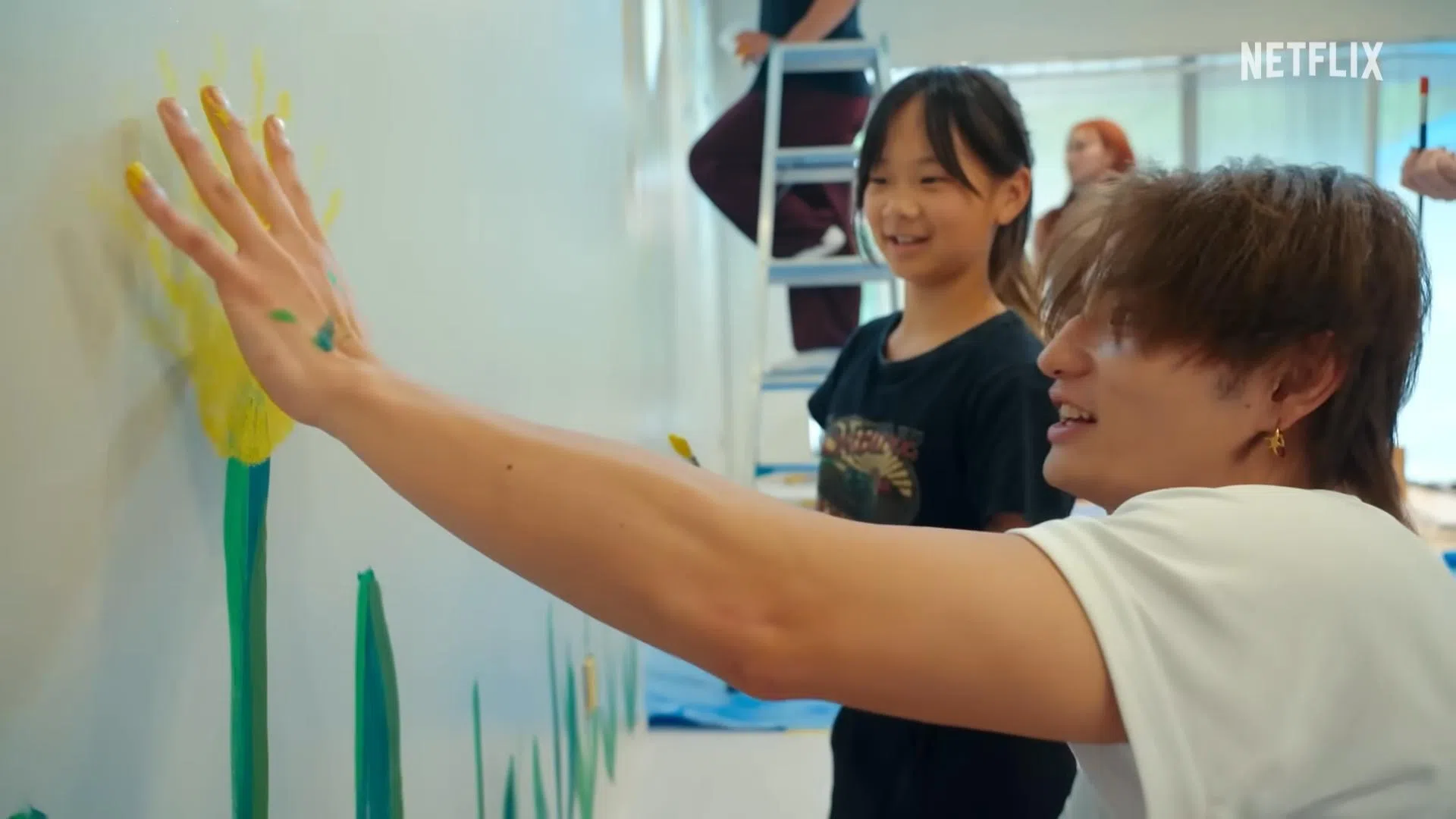 嘉宾在爱心食堂里和孩子们交流。（视频截图）