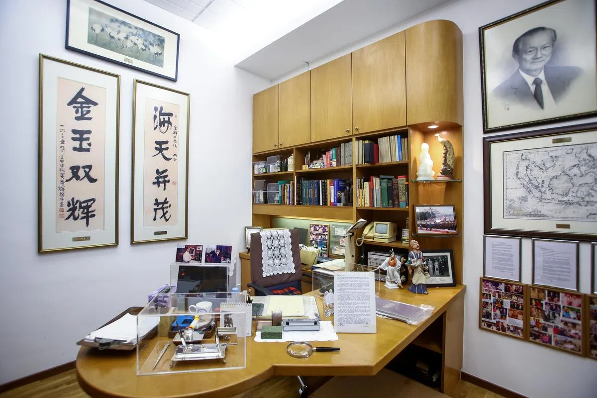 办公室内陈列了已故前总统黄金辉使用了数十年的打字机和他1993年用的第一台手提电脑等古董，办公桌上的陈设保留了黄金辉离世前一晚的原貌。（白艳琳摄）