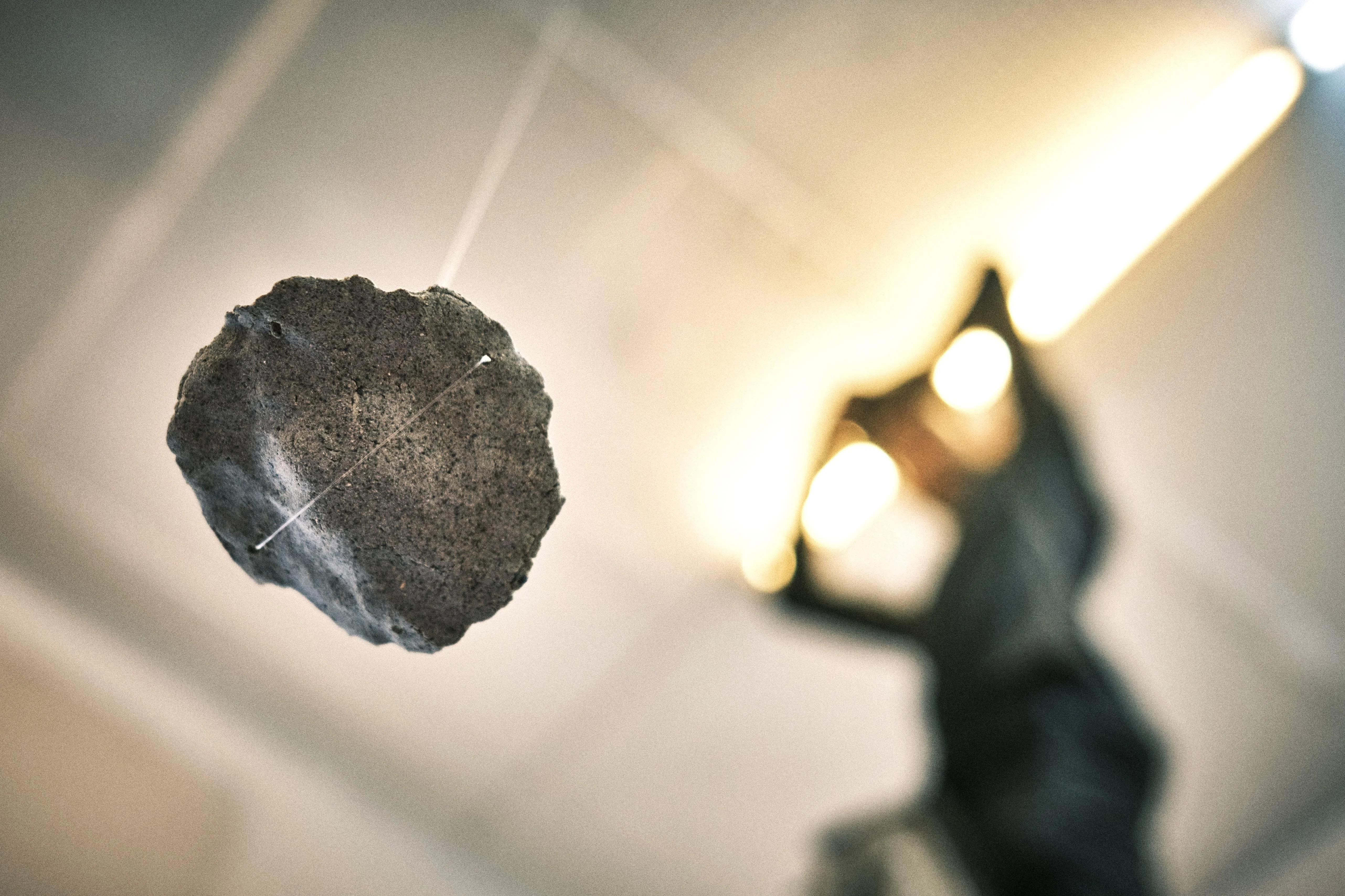 苏里亚妮·苏拉特曼装置《营造悬浮感1》。（Jorg Sundermann摄）