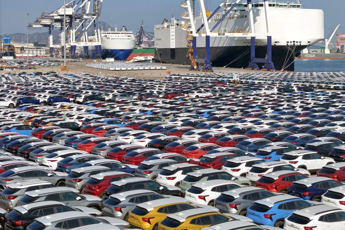 中国去年全年出口以美元计，同比下降4.6%，较2022年回落11.6个百分点，为2017年以来最低。图为星期三（1月10日）在烟台港口等待输出的中国汽车。（路透社）