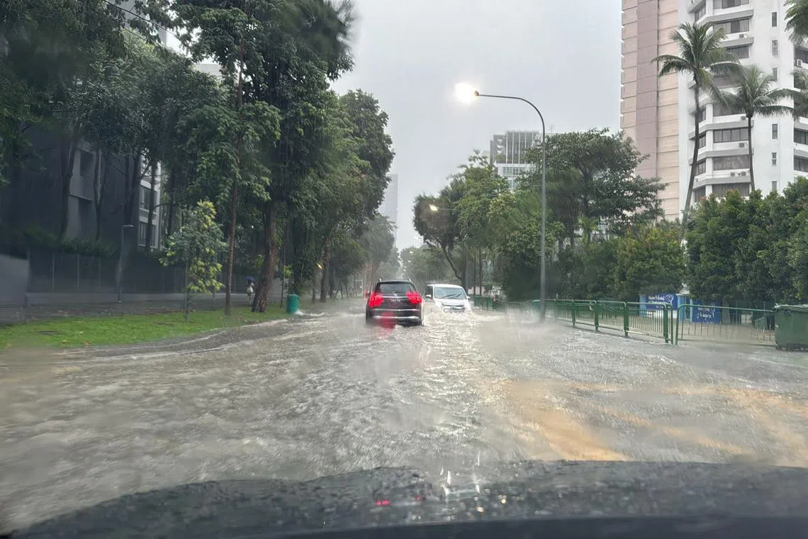 巴慕乐路（Balmoral Road）一带的积水汇聚成一片“黄河”，水位涨到车灯位置，好些车辆因此抛锚。（张瓈文摄）
