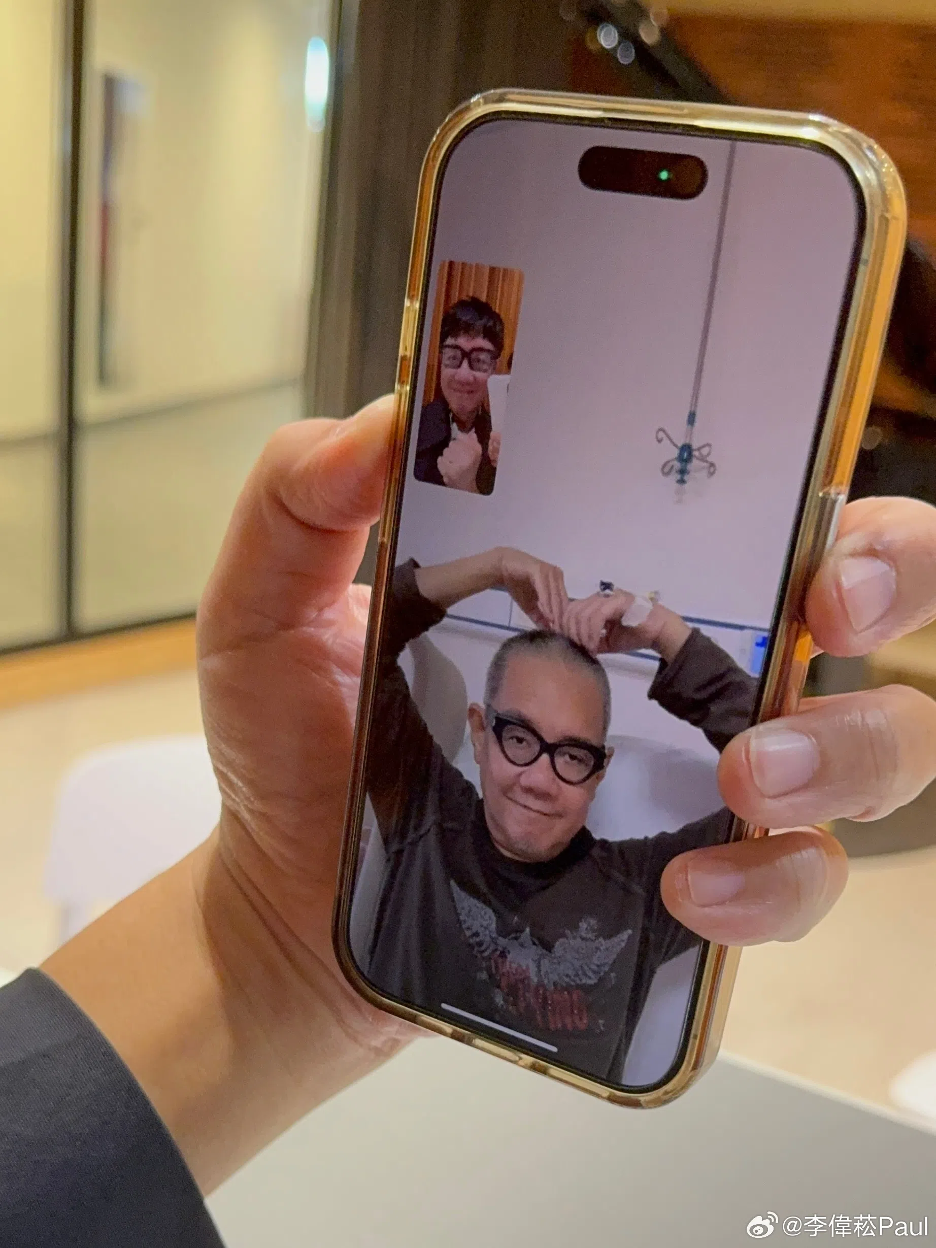 李伟菘与弟弟李偲菘视讯通话，隔空为弟弟加油。（取自李伟菘微博）