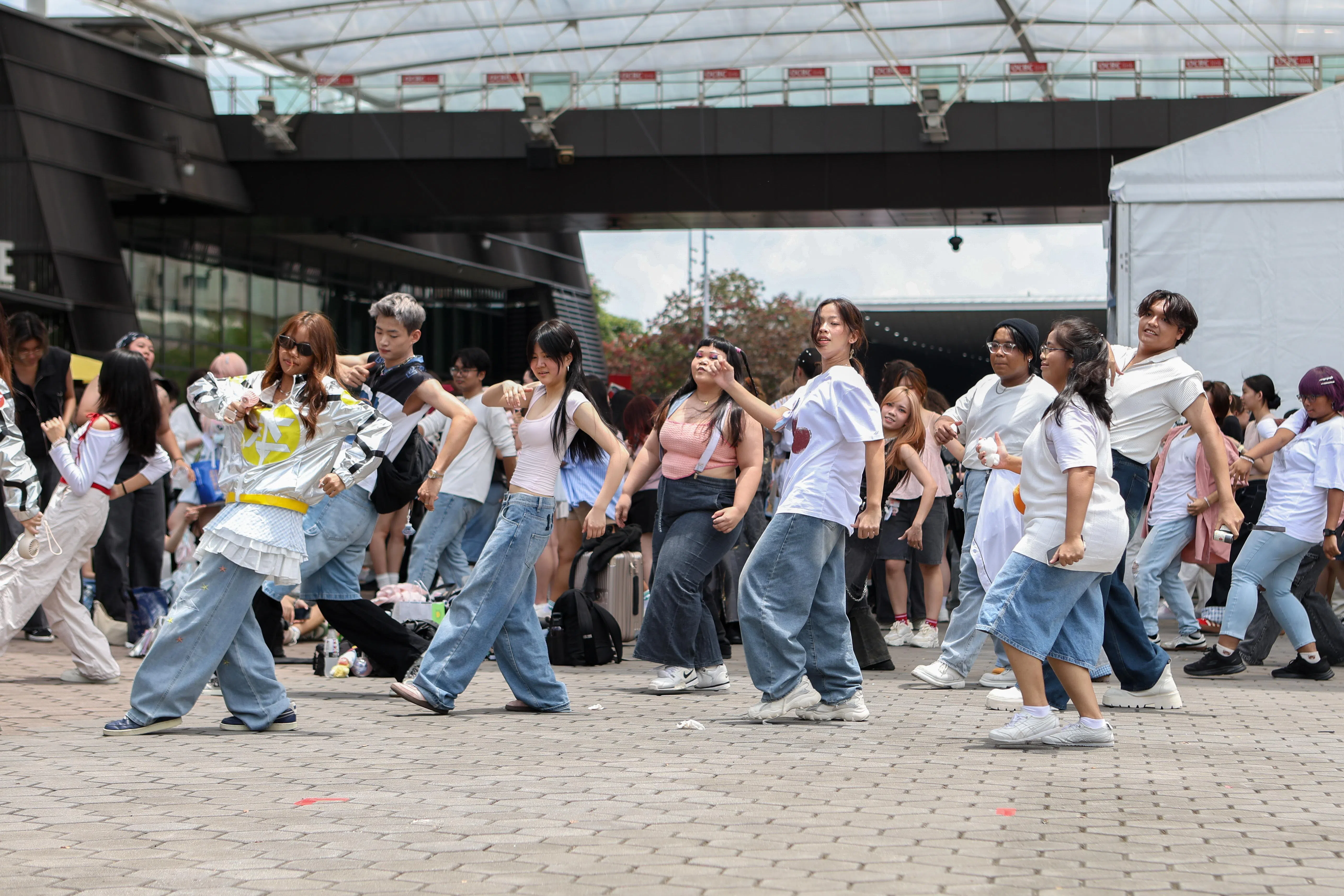 本地粉丝在现场发起“随机跳舞”活动，让爱跳舞的粉丝们一起舞蹈。（特约摄影李姿仪）