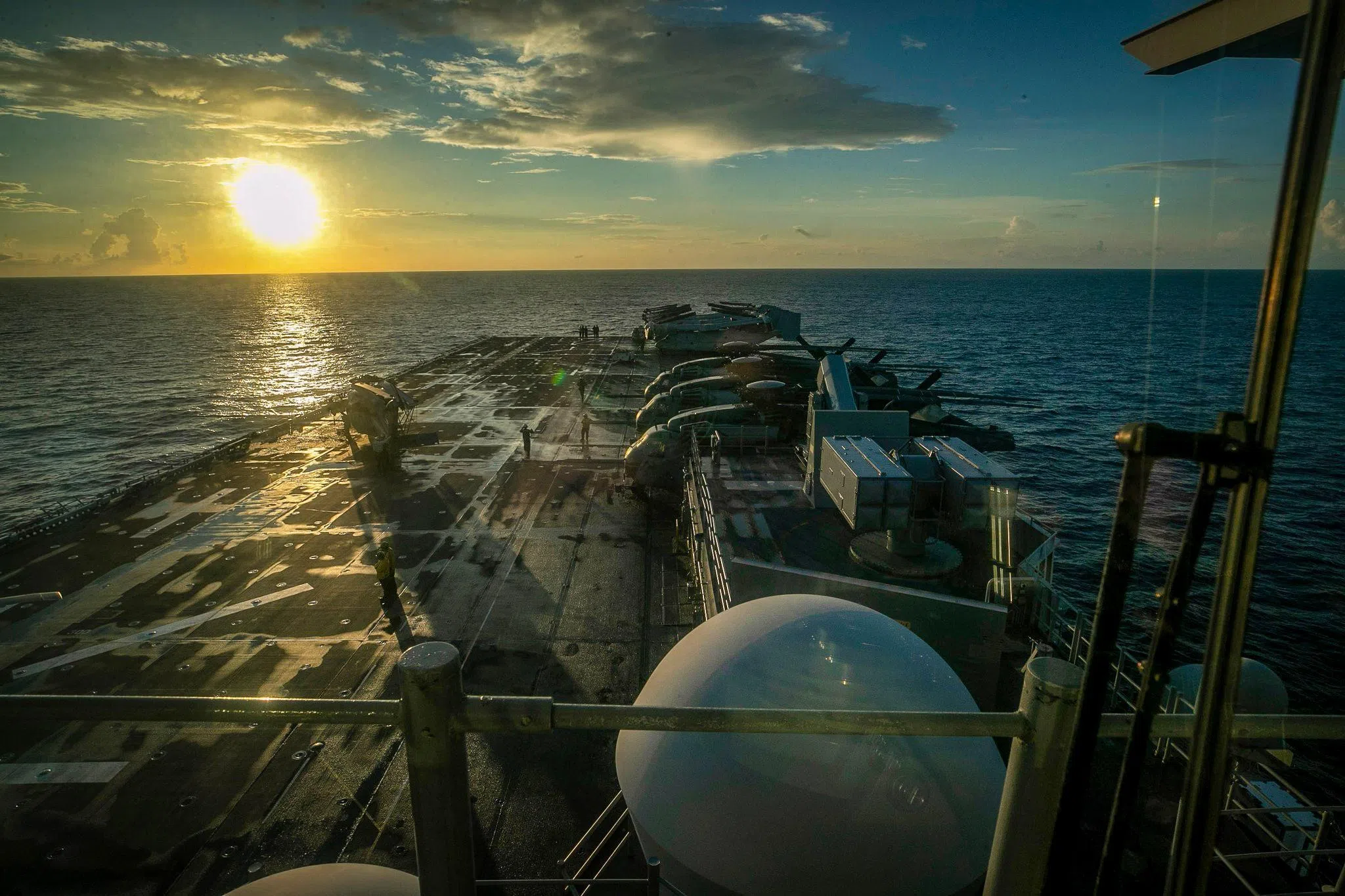 美军中央司令部星期六说，美国两栖攻击舰的黎波里号已于星期五抵达中东。（取自美军中央司令部脸书）