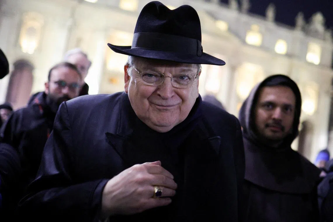 今年2月，美国红衣主教伯克在教宗方济各住院治疗期间，在梵蒂冈圣彼得广场出席祈祷仪式。（路透社）