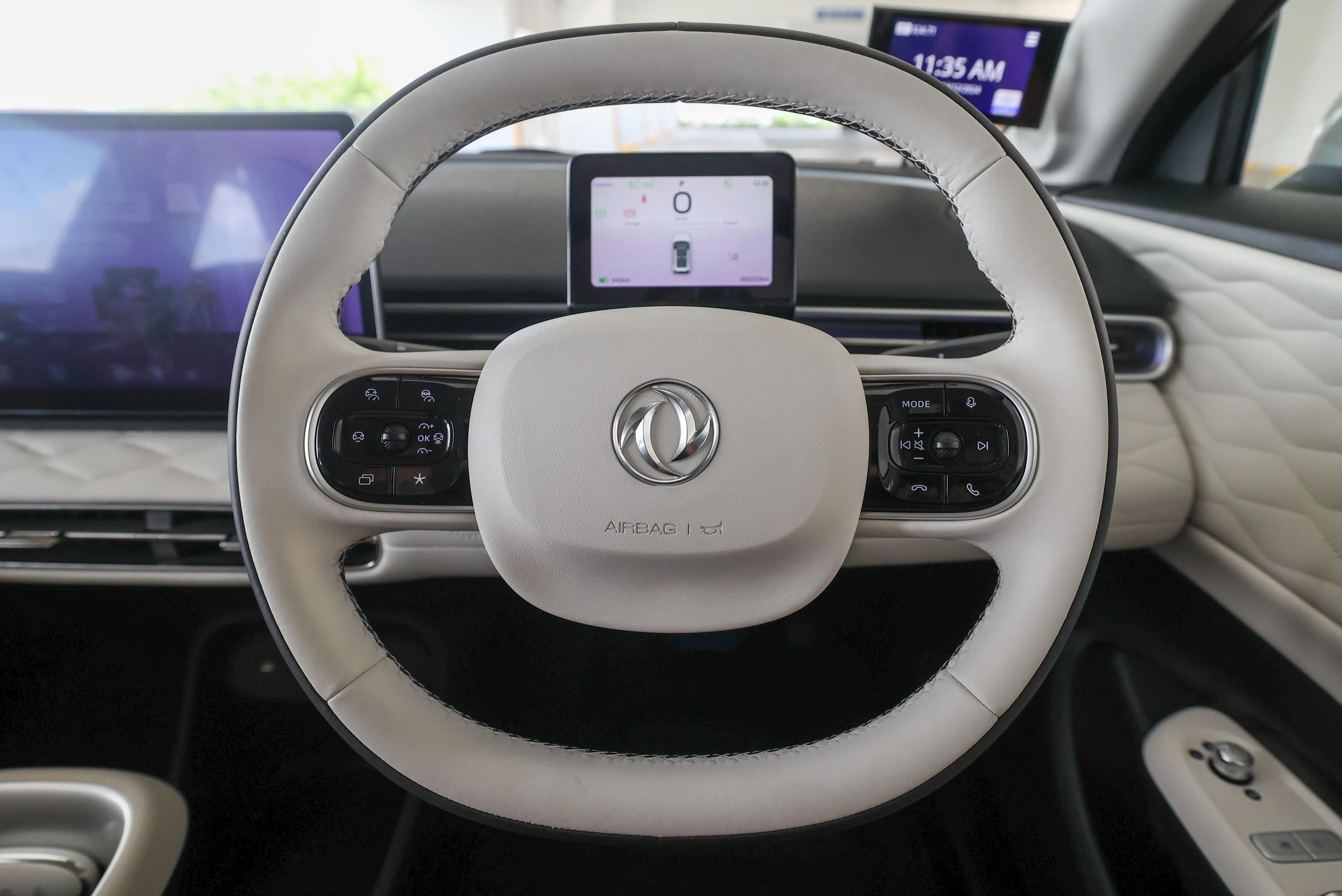 在舒适模式下，车子起步轻快，方向盘转向手感较轻。（陈斌勤摄）