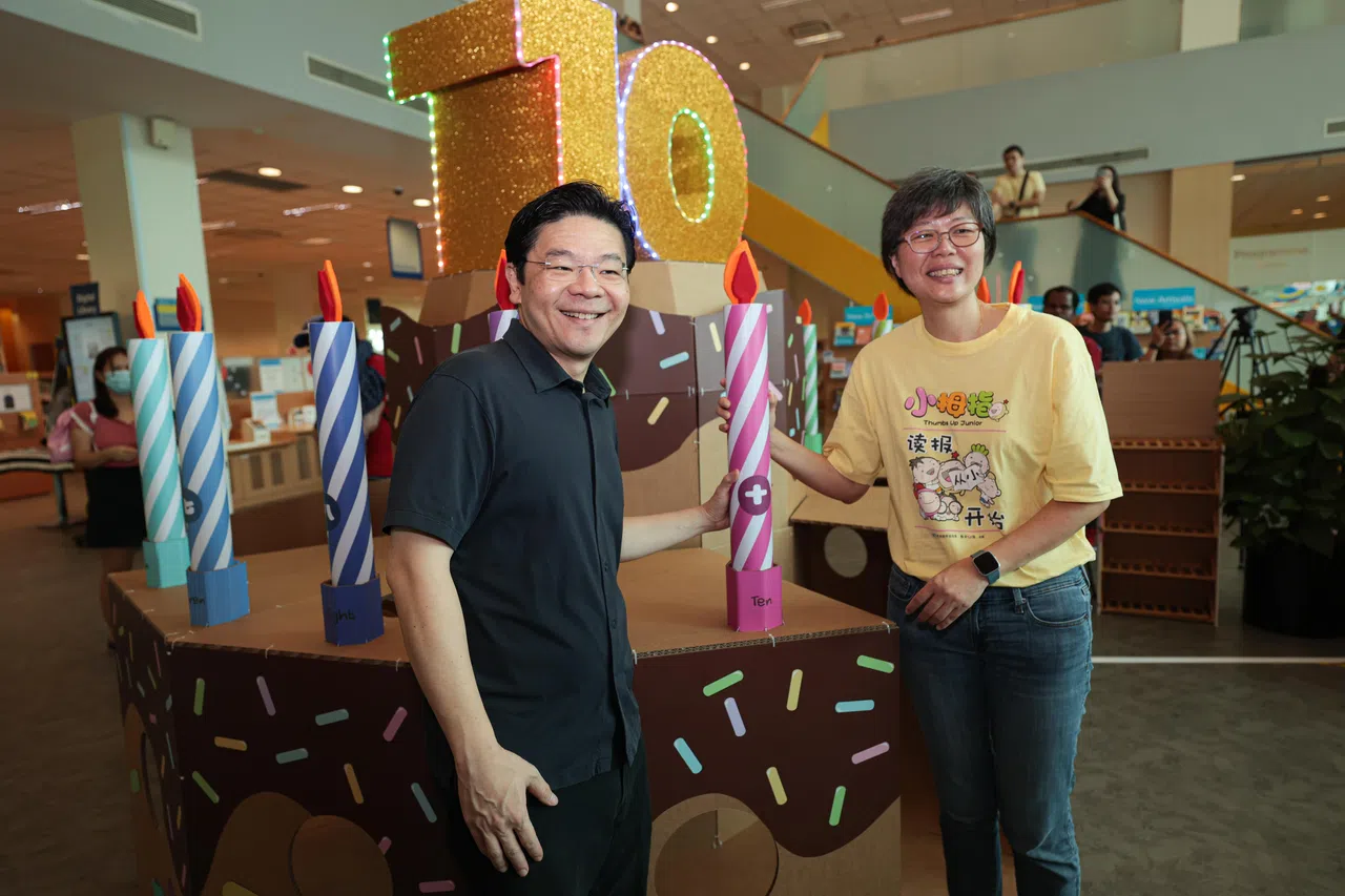 新报业媒体华文媒体集团社长李慧玲（右）与副总理兼财政部长黄循财星期天（6月4日）一同庆祝《小小拇指》创刊10周年。（李冠卫摄）