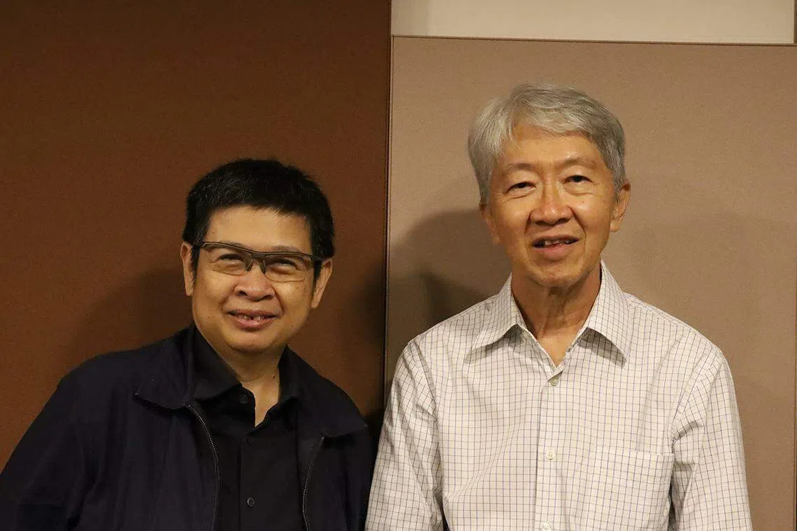 新加坡前政务部长顾蔡矶（右）来到报业中心录制《还是硬道理吗？》播客系列，本集的主持人是《联合早报》执行总编辑韩咏梅。（王雯镱摄）