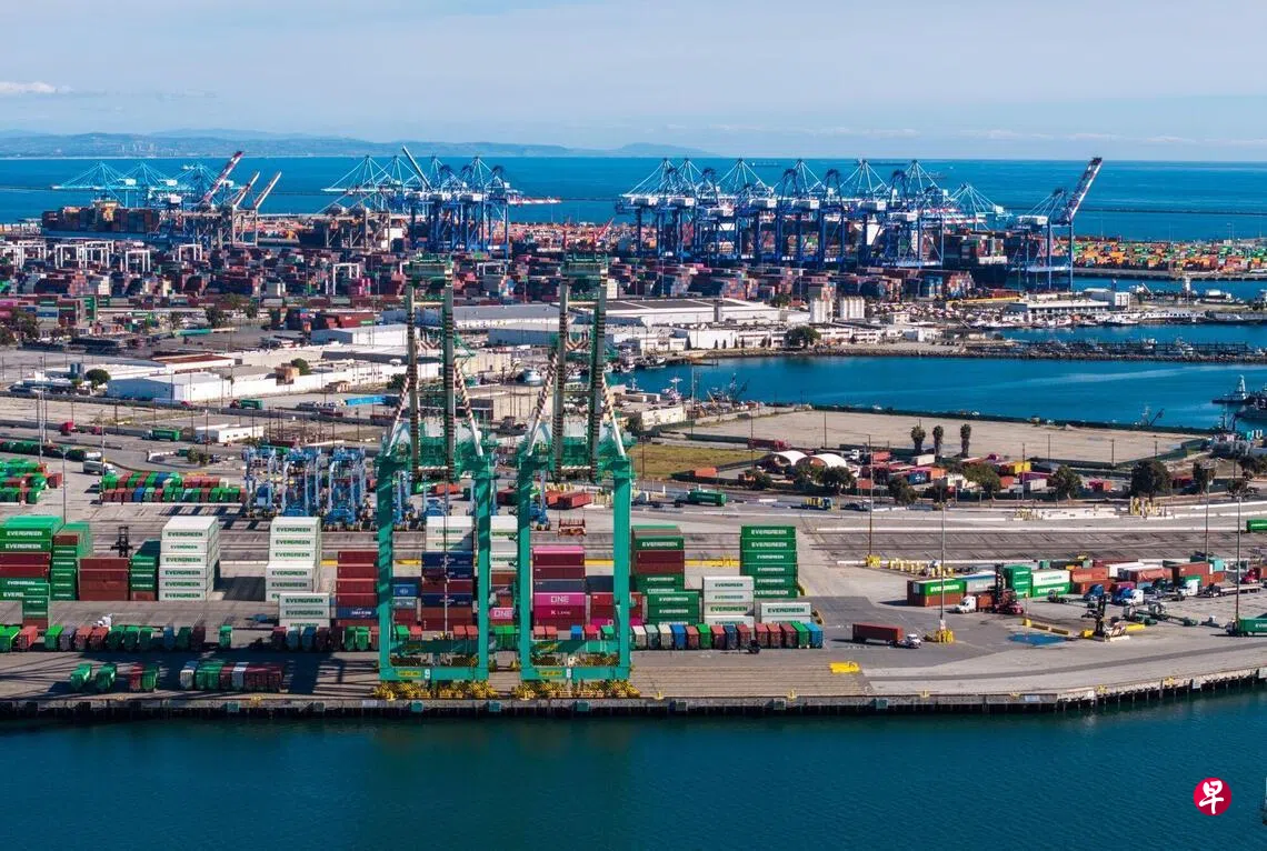 Image 15: 国际货币基金组织敦促美国与贸易伙伴合作，放松贸易限制。图为加利福尼亚州洛杉矶港的集装箱码头。 （彭博社）