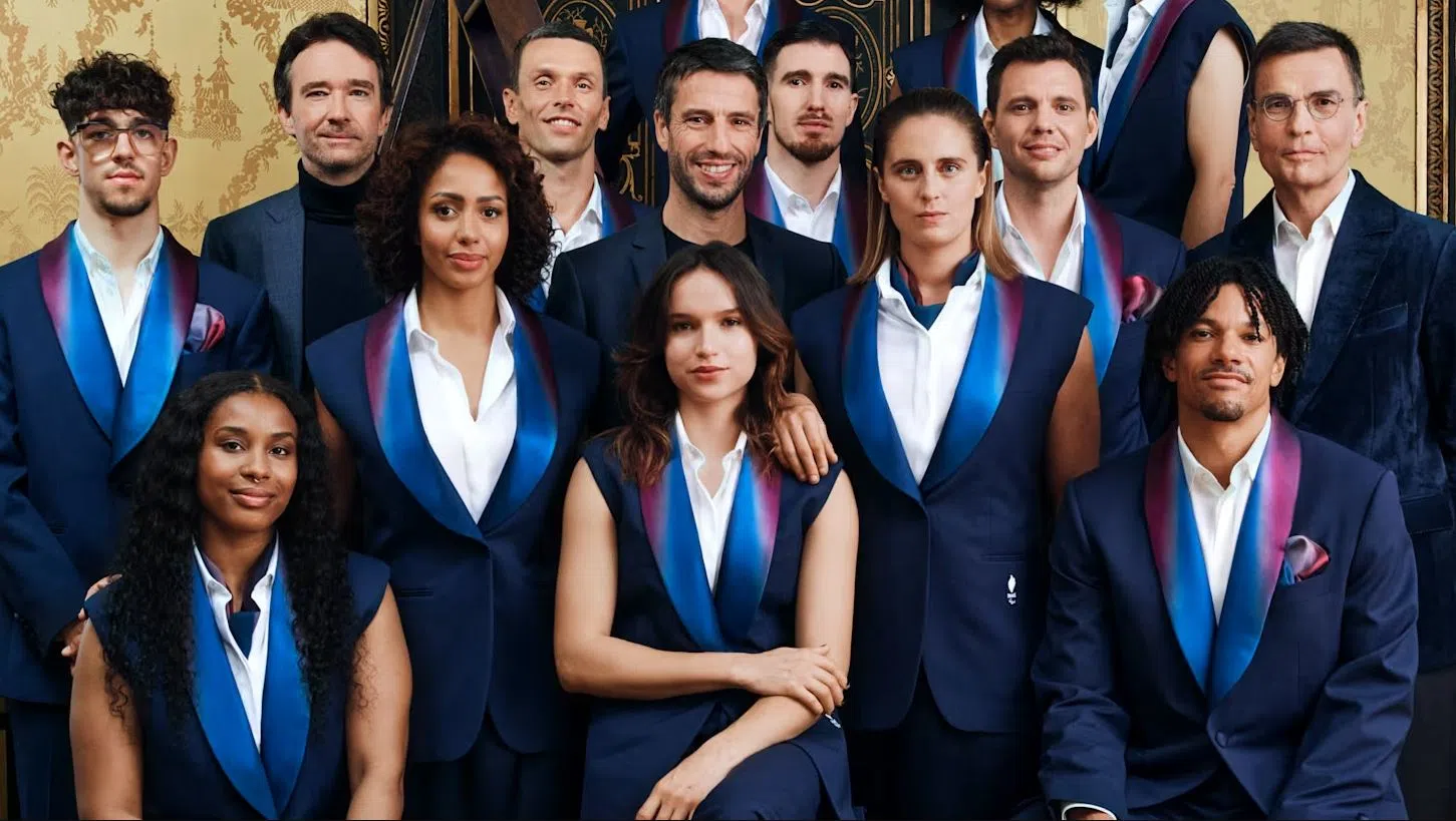 Berluti为法国队开幕式设计入场礼服，亲和力与庄重感并重。（互联网）