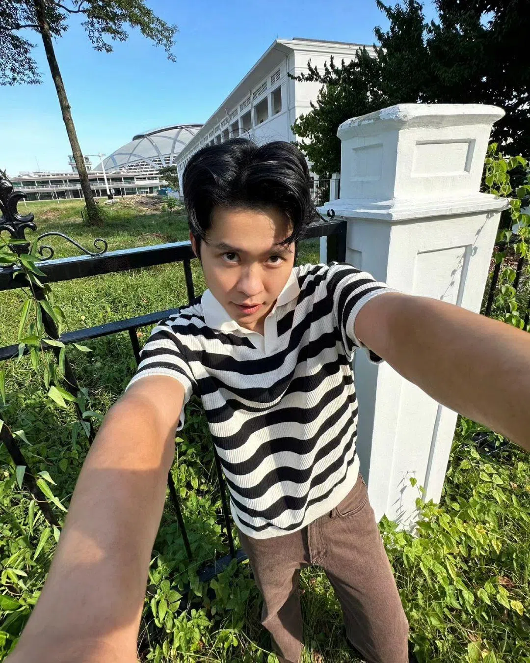 幽默的郭坤耀在社媒贴出这张图并发文：“先穿黑白，因为我妈妈说过年不能穿。”（取自郭坤耀IG）