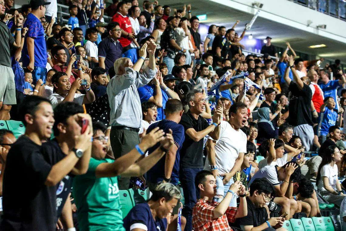 本场比赛共吸引3562人到场观战，球迷们在场边呐喊助威。（关俊威摄）