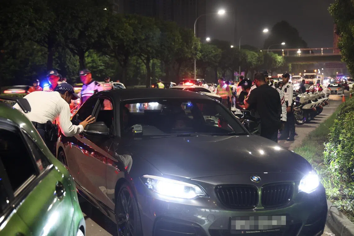 交警罕有地在中央快速公路设路障取缔酒驾，被拦下的车子和电单车得接受检测。（邬福梁摄）