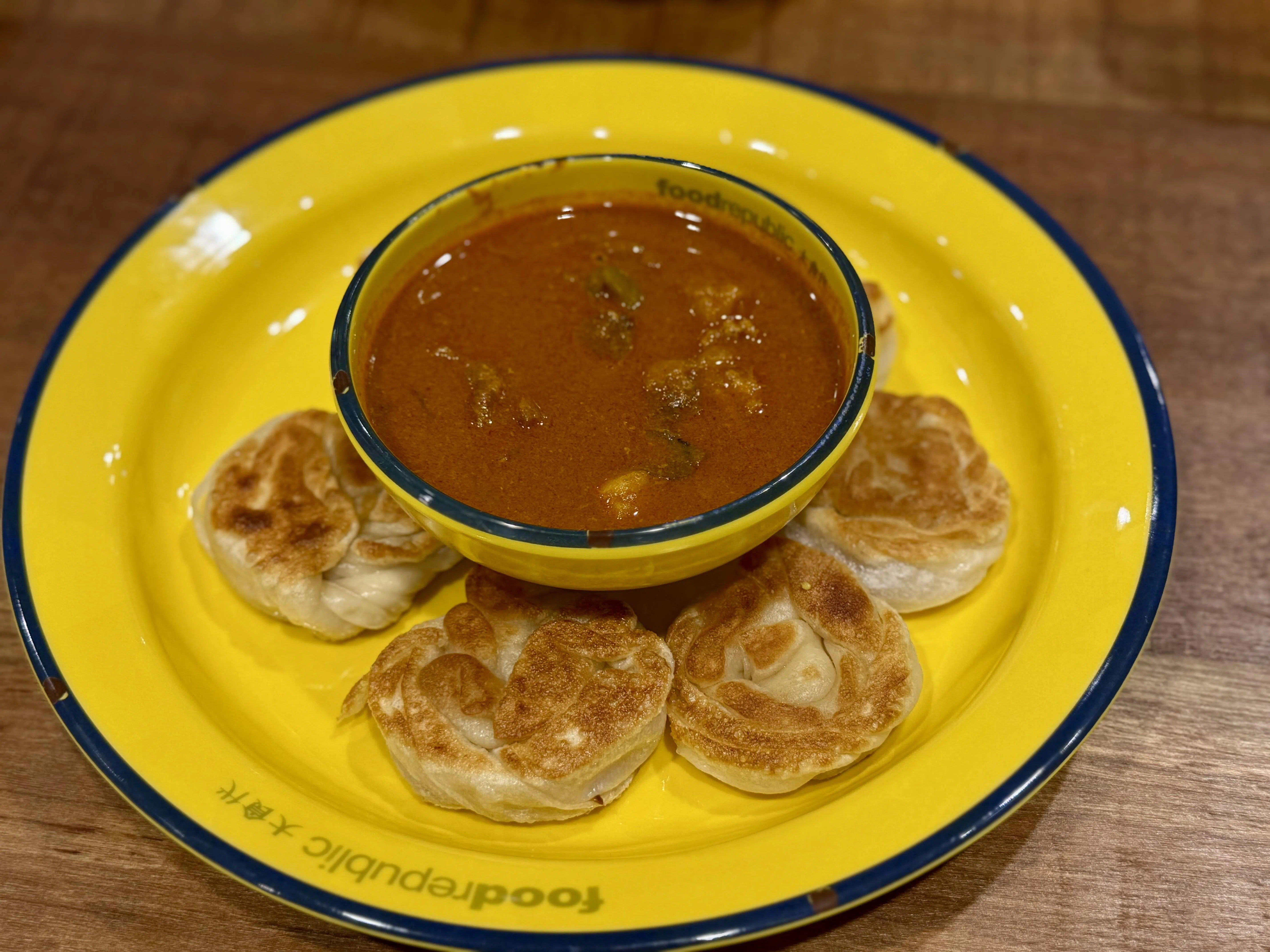 Aarthy Banana Leaf Indian Cuisine的钱币煎饼外酥内软，吃时蘸上咖喱酱汁，香辣开胃。（叶晓虹摄）