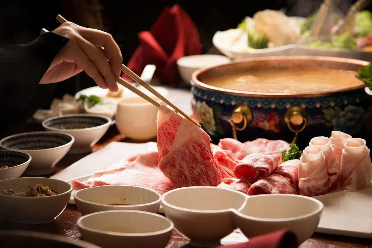 台式火锅黑武士的精选肉品有牛肉、羊肉、猪肉，日本鹿儿岛A5和牛肉、美国高级牛肉等。（餐馆与品牌提供照片）