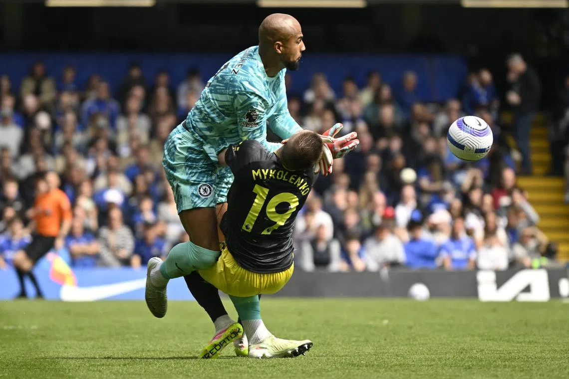 切尔西门将桑切斯（上）在比赛中做出多次扑救，力保城门不失。（路透社）
