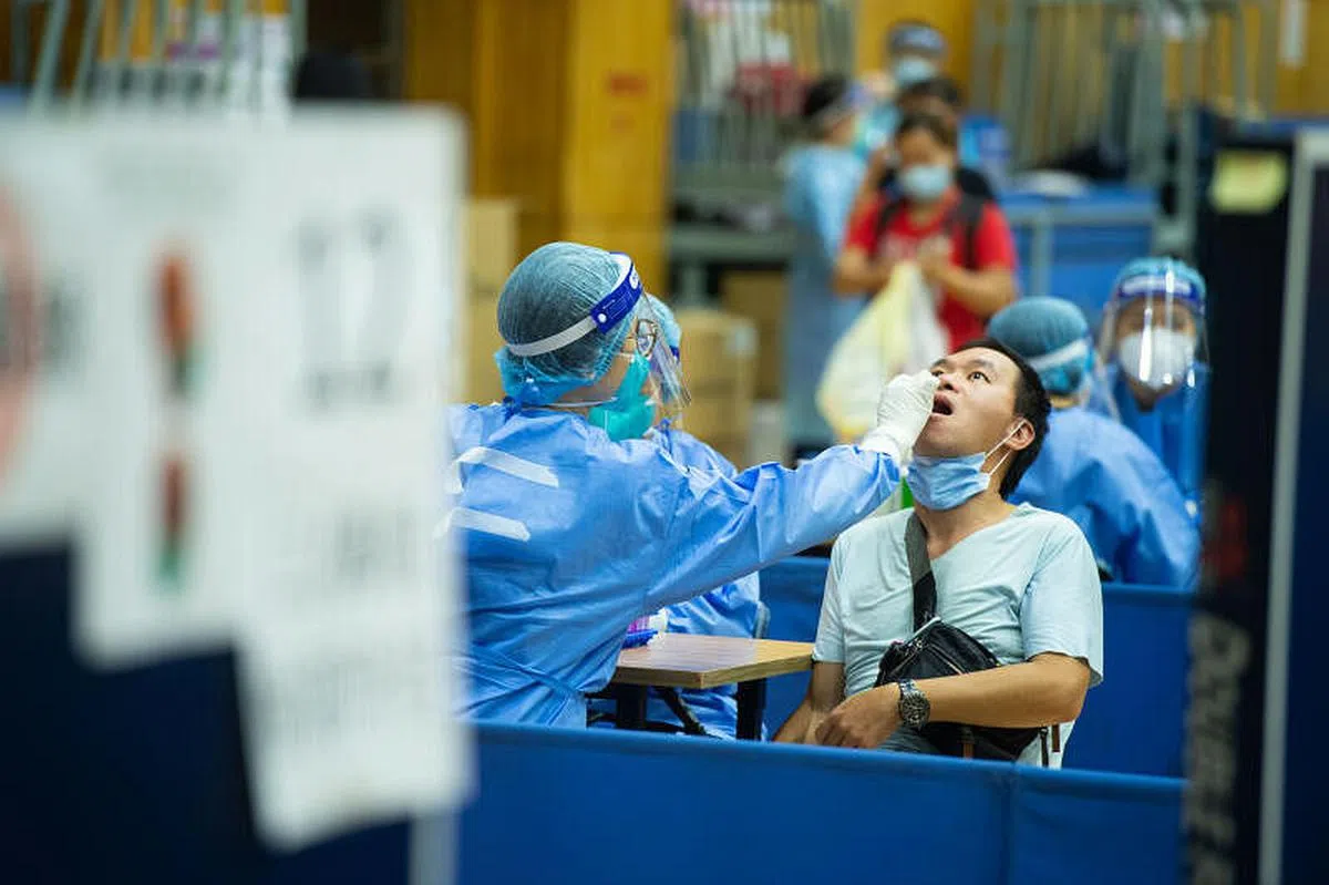 10月4日，澳门市民在澳门关闸工人体育馆进行核酸检测。（香港中通社）