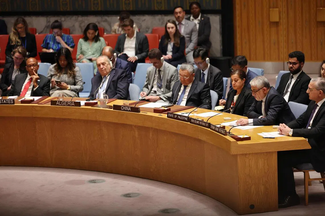 联合国安理会成员国在周三的紧急会议上敦促国际社会加紧努力，阻止中东冲突扩大。第一排，左一为美国常驻联合国副代表伍德、右二为伊朗常驻联合国代表伊拉瓦尼、右四为中国常驻联合国代表傅聪。（法新社）