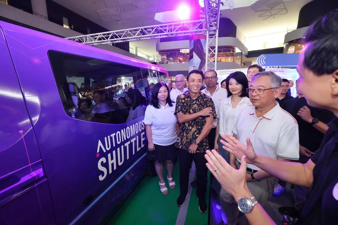 副总理兼贸工部长颜金勇（右二）、国家发展部兼交通部高级政务部长孙雪玲（右三）、永续发展与环境部兼教育部高级政务部长普杰立医生（右四）、交通部代部长兼财政部高级政务部长萧振祥（右五），以及榜鹅集选区议员杨涴淩（右六）星期六一同出席自驾车路演。 （唐家鸿摄）