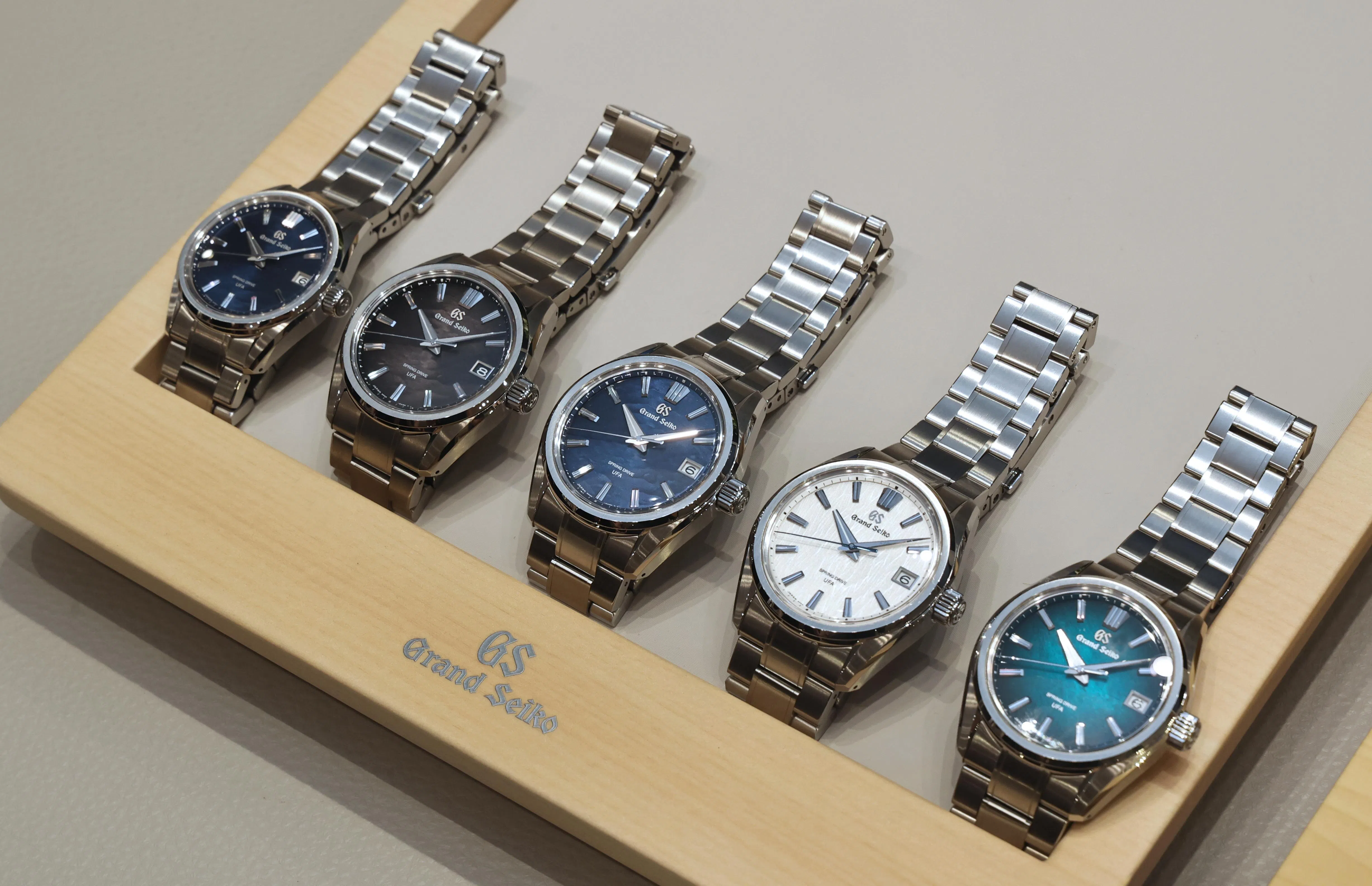 9R系列五款Spring Drive新作均搭载9RB2机芯，表盘灵感来自日本诹访湖、白桦林和阿寺溪谷等自然景观。（周国威摄）