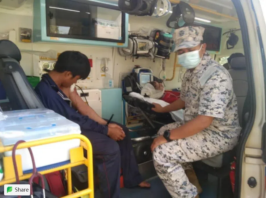 受伤的执法官员及越南渔民后来由直升机送往医院接受治疗。（马来西亚海事执法机构提供）