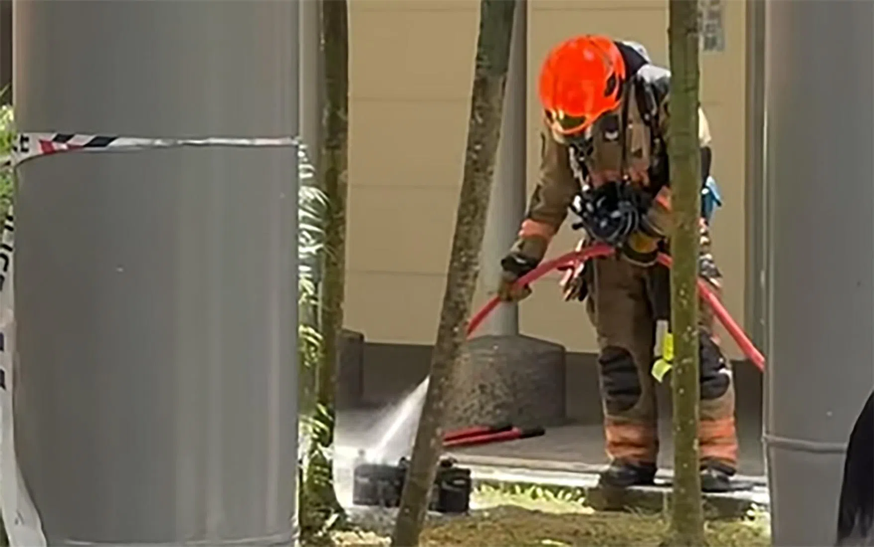 消防员对着一个像是电池箱的黑箱子喷水。（取自小红书）