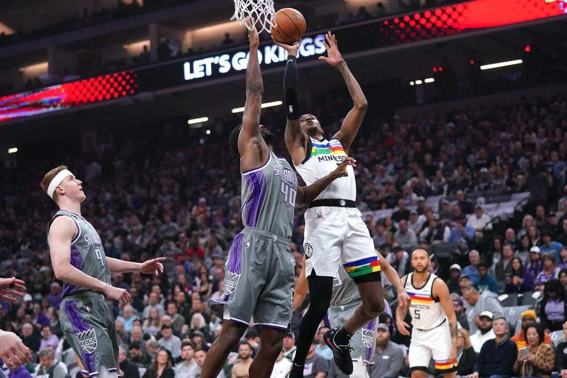 麦克丹尼尔斯（白衣）在对大王比赛中尝试上篮。（今日美国）