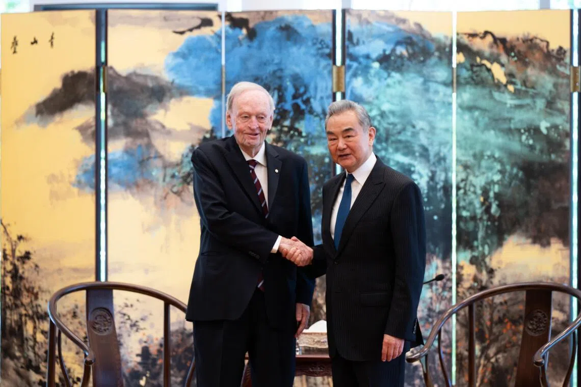 中共政治局委员、中国外交部长王毅（右）当地时间星期五（5月29日）在渥太华与加拿大前总理克雷蒂安会面。（新华社）