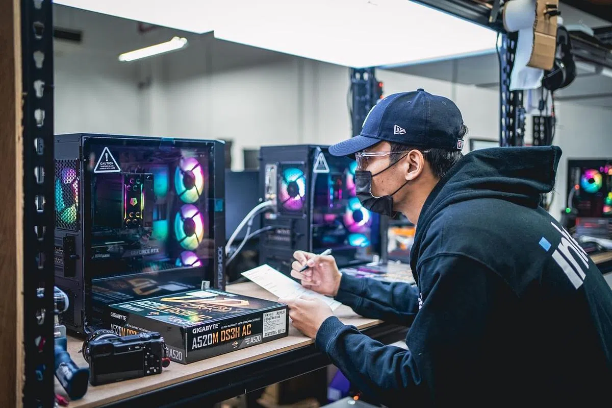 Aftershock PC有一组技术人员确保客制化电脑素质达标。（Aftershock PC提供照片）