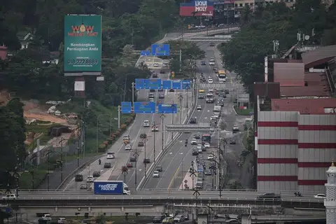 乘电单车撞分隔岛 本地29岁女子命丧南北大道