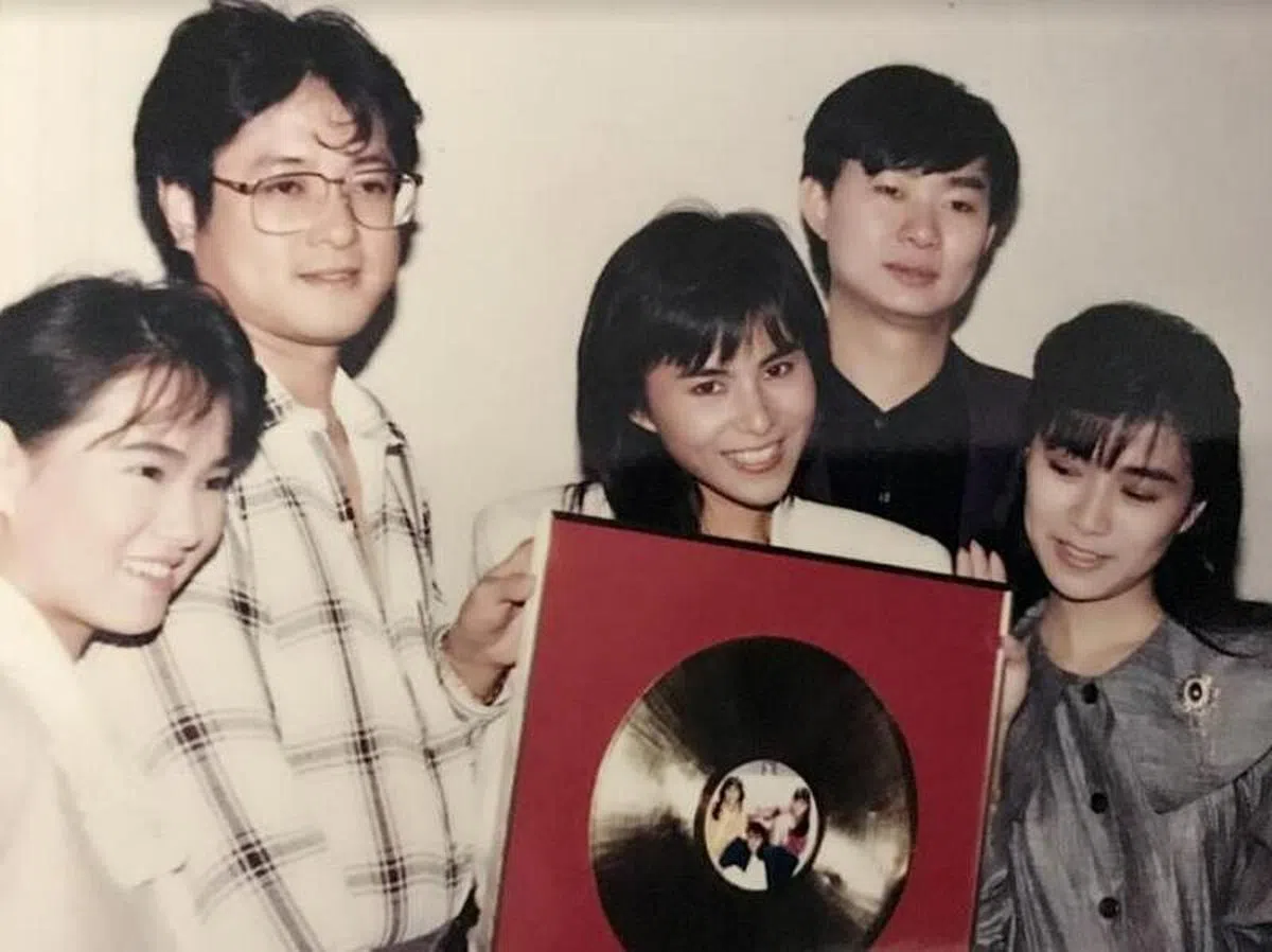 欧伟毅（左四）与飞鹰三姝伊能静（左一）、裘海正（中）以及方文琳。（受访者提供）