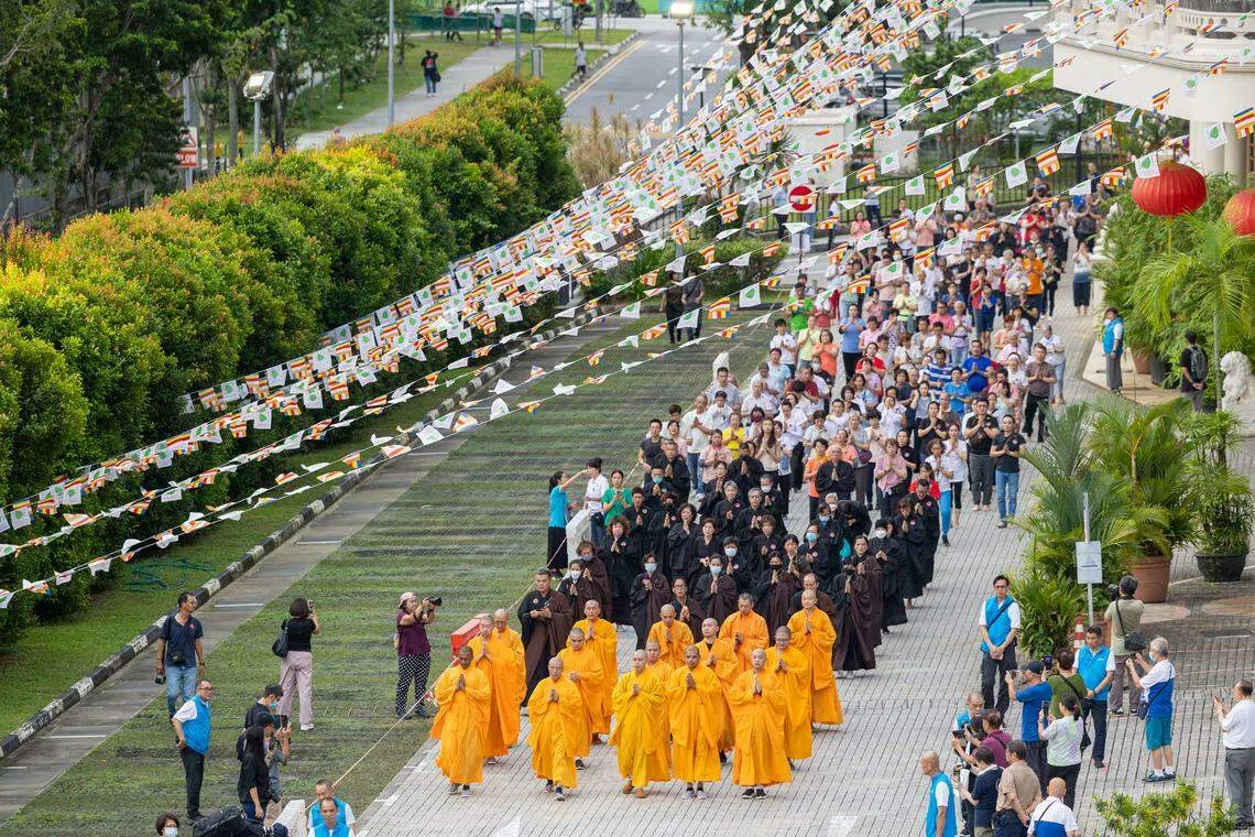 普觉禅寺的三步一拜活动从大雄宝殿开始，共有47名法师主持。 （吴先邦摄）