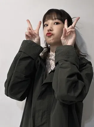 朴宝蓝在IG的最后一篇贴文中晒出自己比胜利手势的照片。（取自艺人IG）