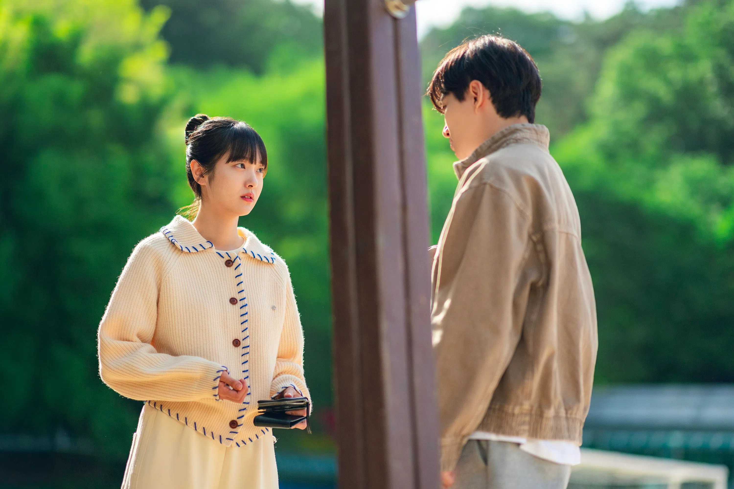 金慧峻（左）和李俊昊曾在《只是想爱的关系》扮演兄妹，此次则演绎一对爱情长跑九年的情侣。（Netflix提供）