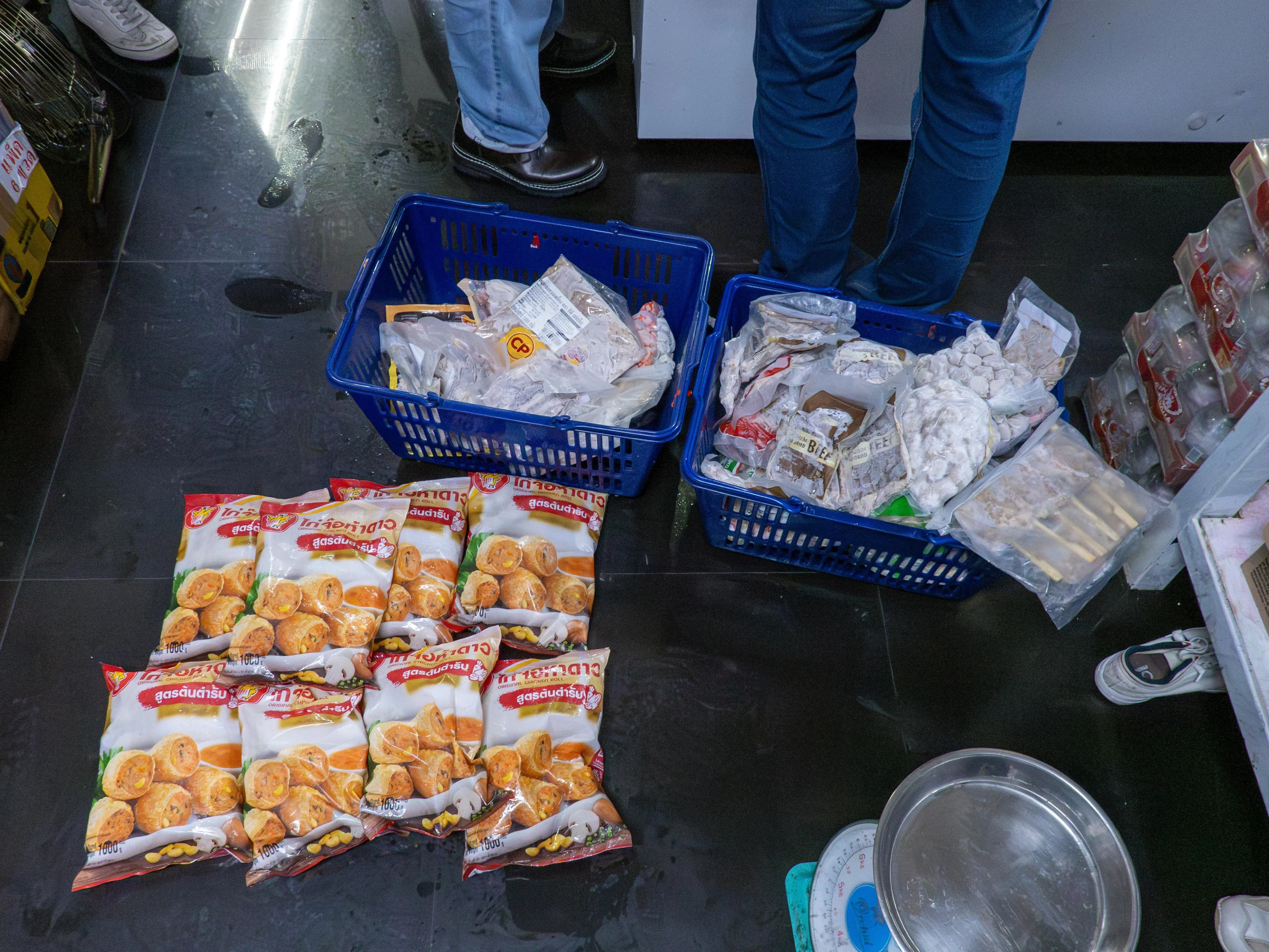 食品局起获非法进口的加工肉类和生肉。（食品局提供）