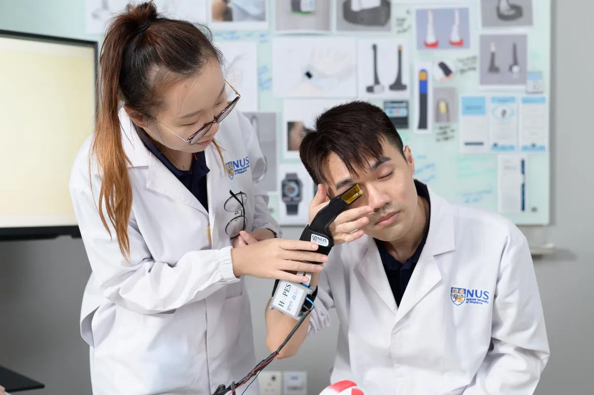 患者只需要将手套轻压在眼皮上即可测试眼压。（戴森设计大奖提供）