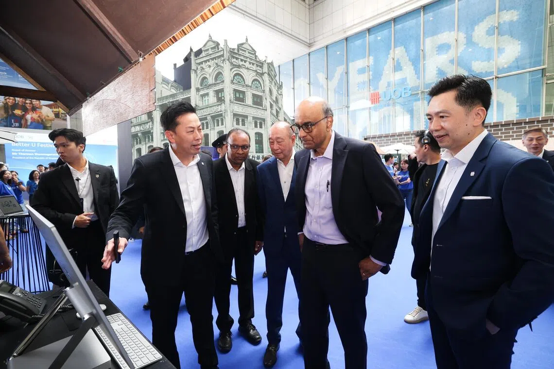 尚达曼总统（右二）与大华银行副主席兼总裁黄一宗（右三）一同参观大华银行常年“Better U”节活动现场。（蔡家增摄）