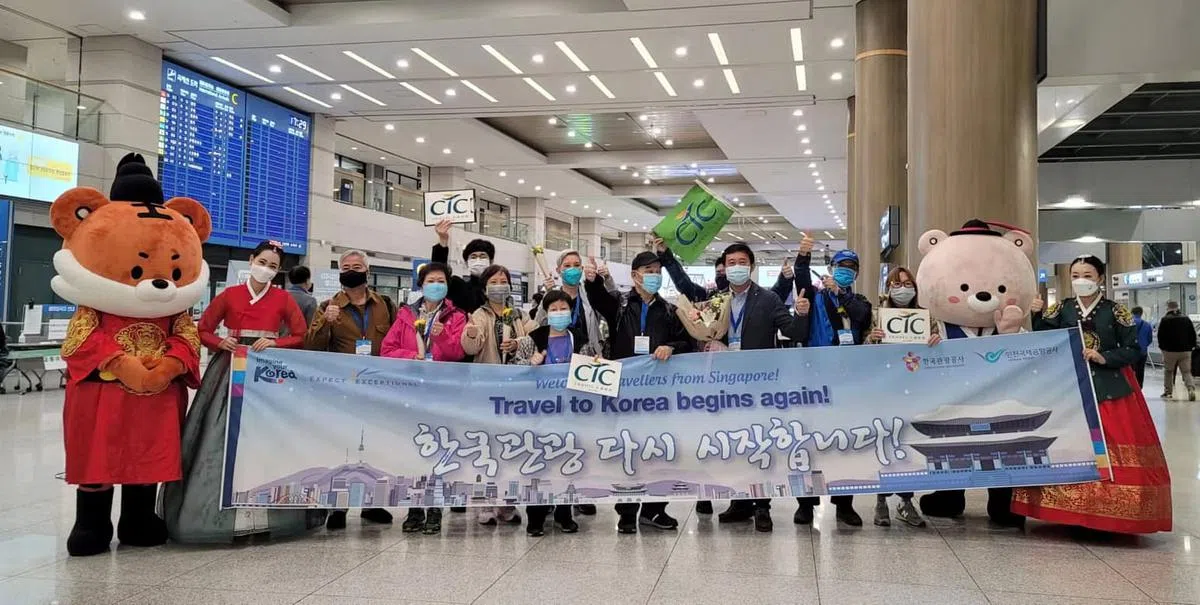 大通旅游首个韩国VTL旅行团，在仁川机场获得热烈的欢迎。（大通旅游提供）