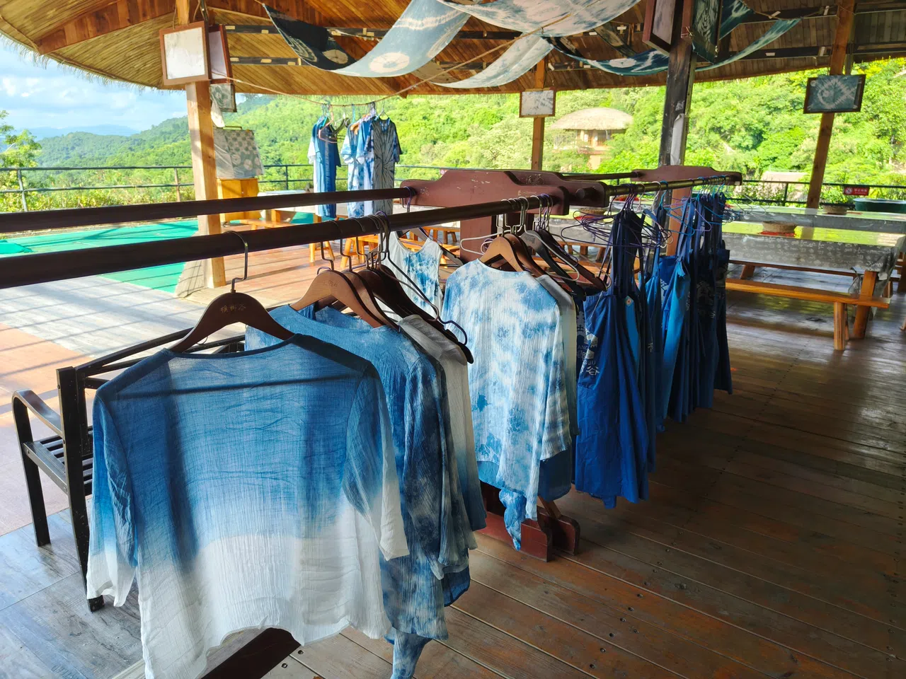 在手工艺坊体验传统的扎染工艺。（李雅歌摄）