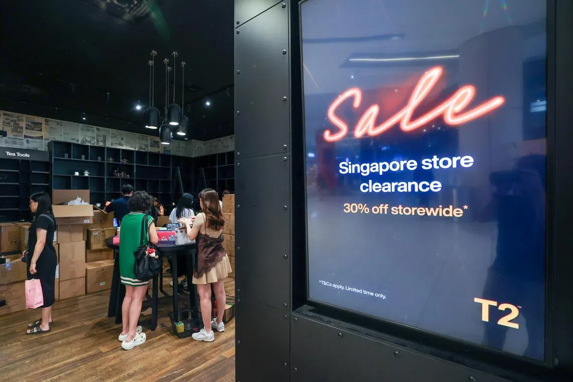 T2 Tea在本地有三家店面，目前都在进行清仓促销活动。（吴先邦摄）