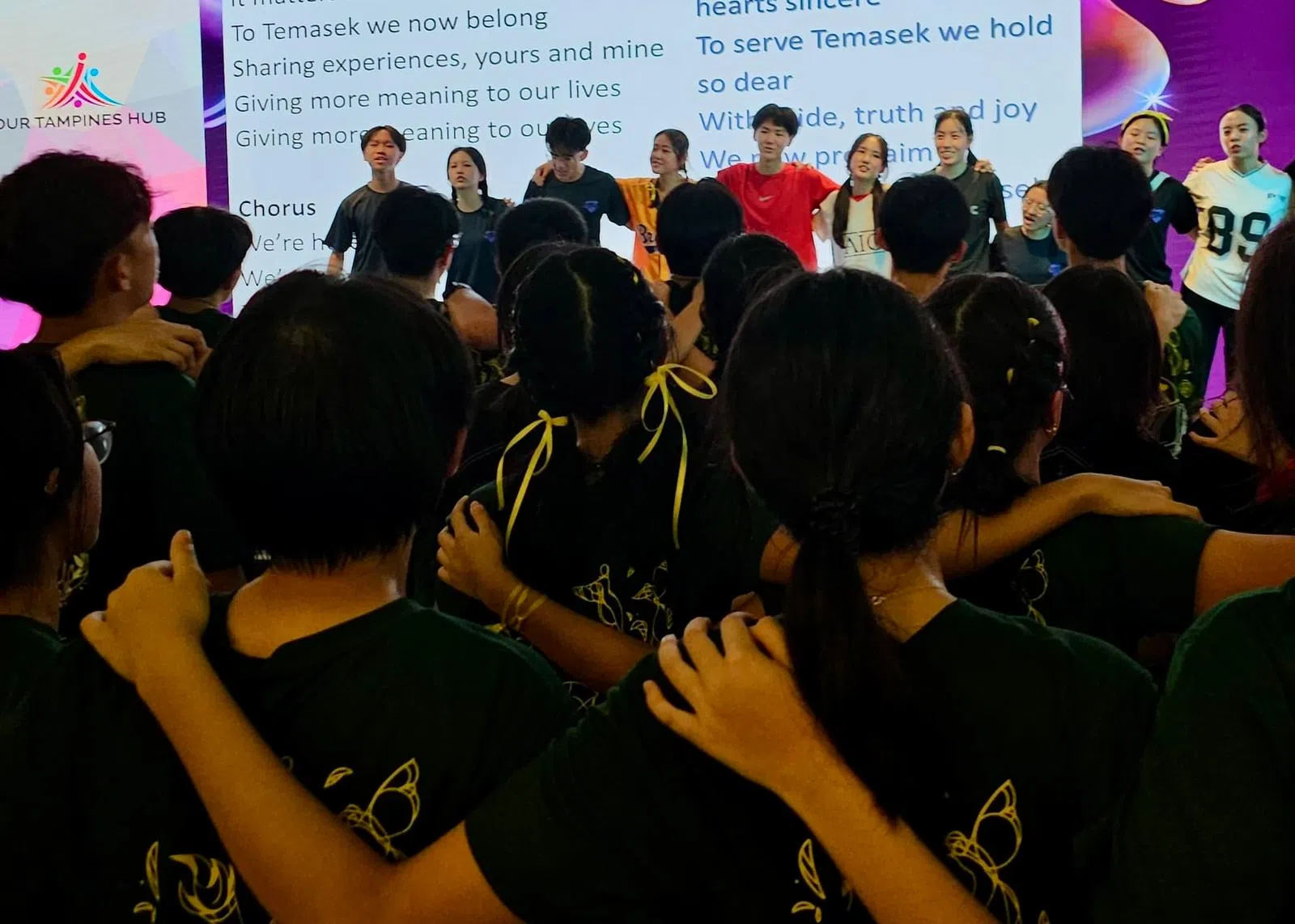 在“Rave”环节大家一起勾肩搭背，慷慨激情地唱校歌。（淡马锡初级学院摄影部提供）