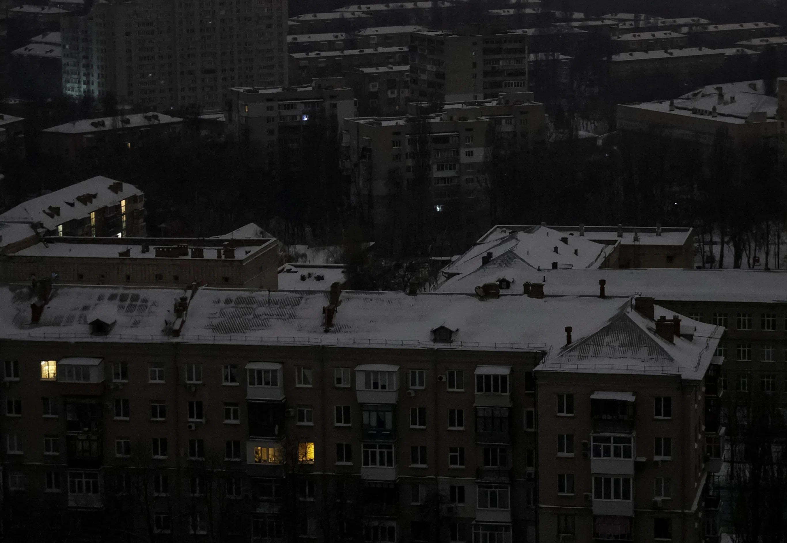 2月7日，乌克兰首都基辅的关键民用基础设施遭到俄罗斯导弹和无人机袭击，导致居民楼停电。（路透社）