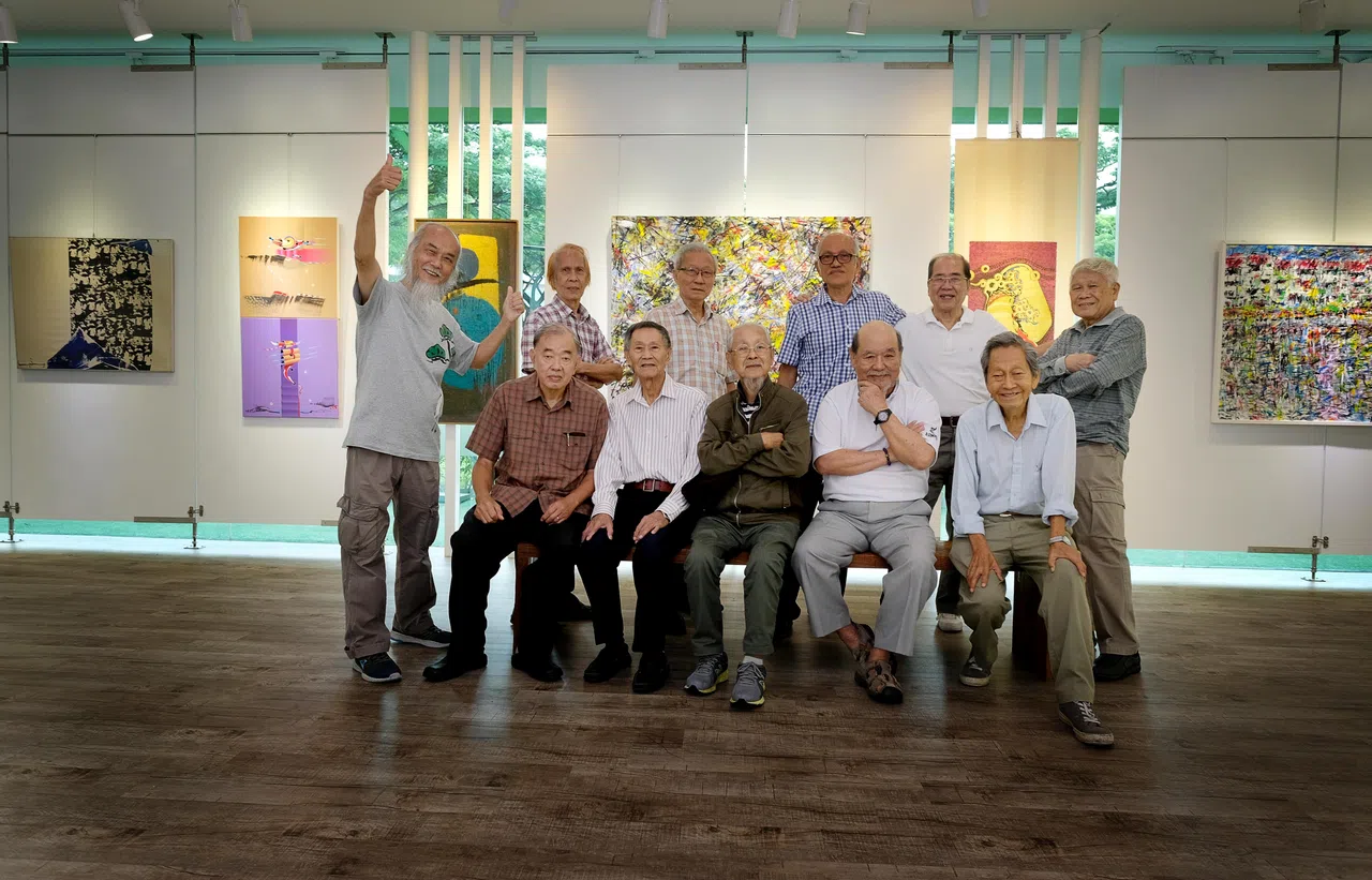 本地12名画家在2017年举行联展“历史与超越——新加坡现代画50年”，唐近豪（前排左一）是其一。（档案照）