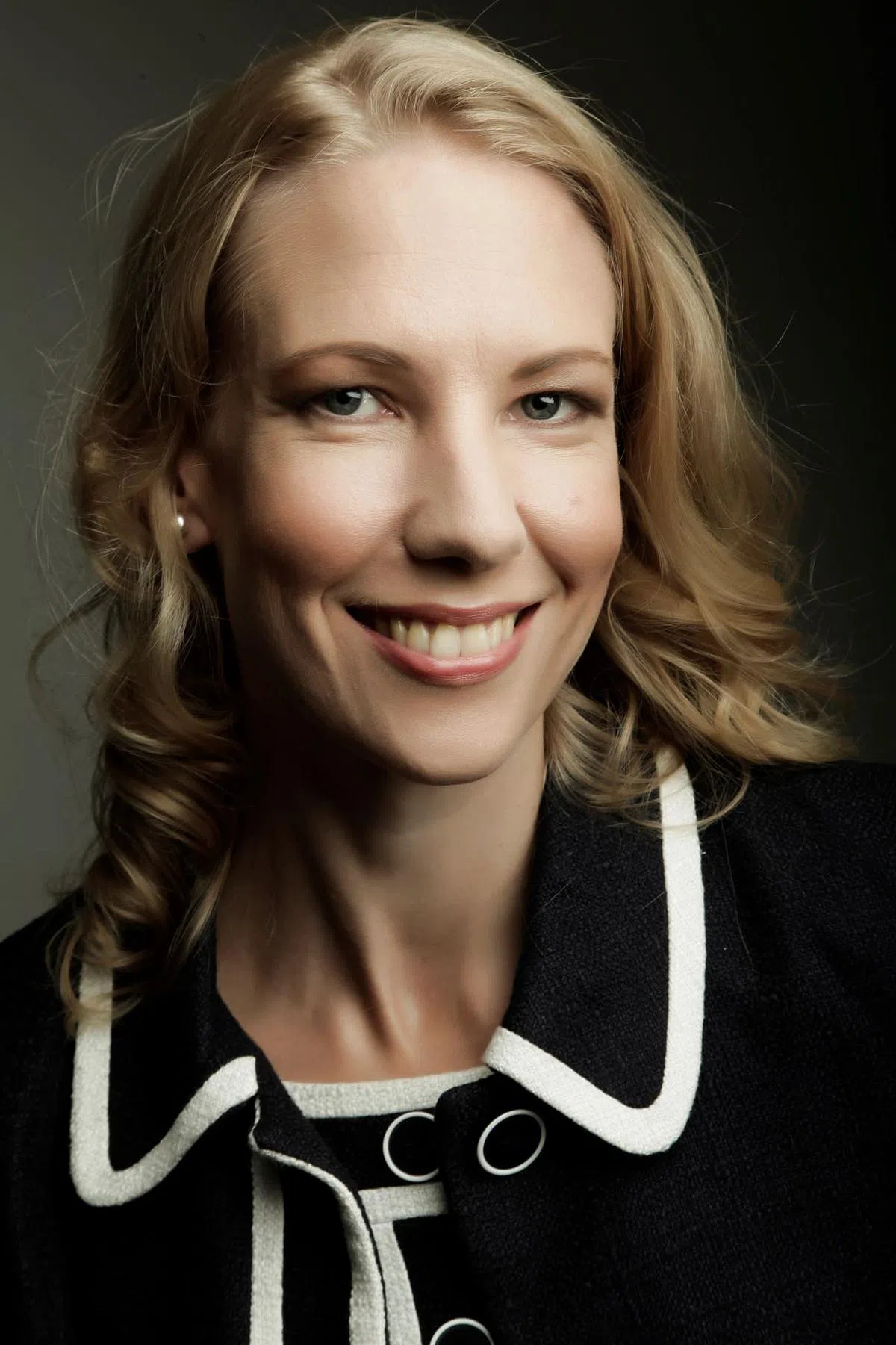 海伍德医生：要是听得到对方说话但听不清楚，就应该向医生求助，看看自己是否需要助听器。（盛港综合医院提供）