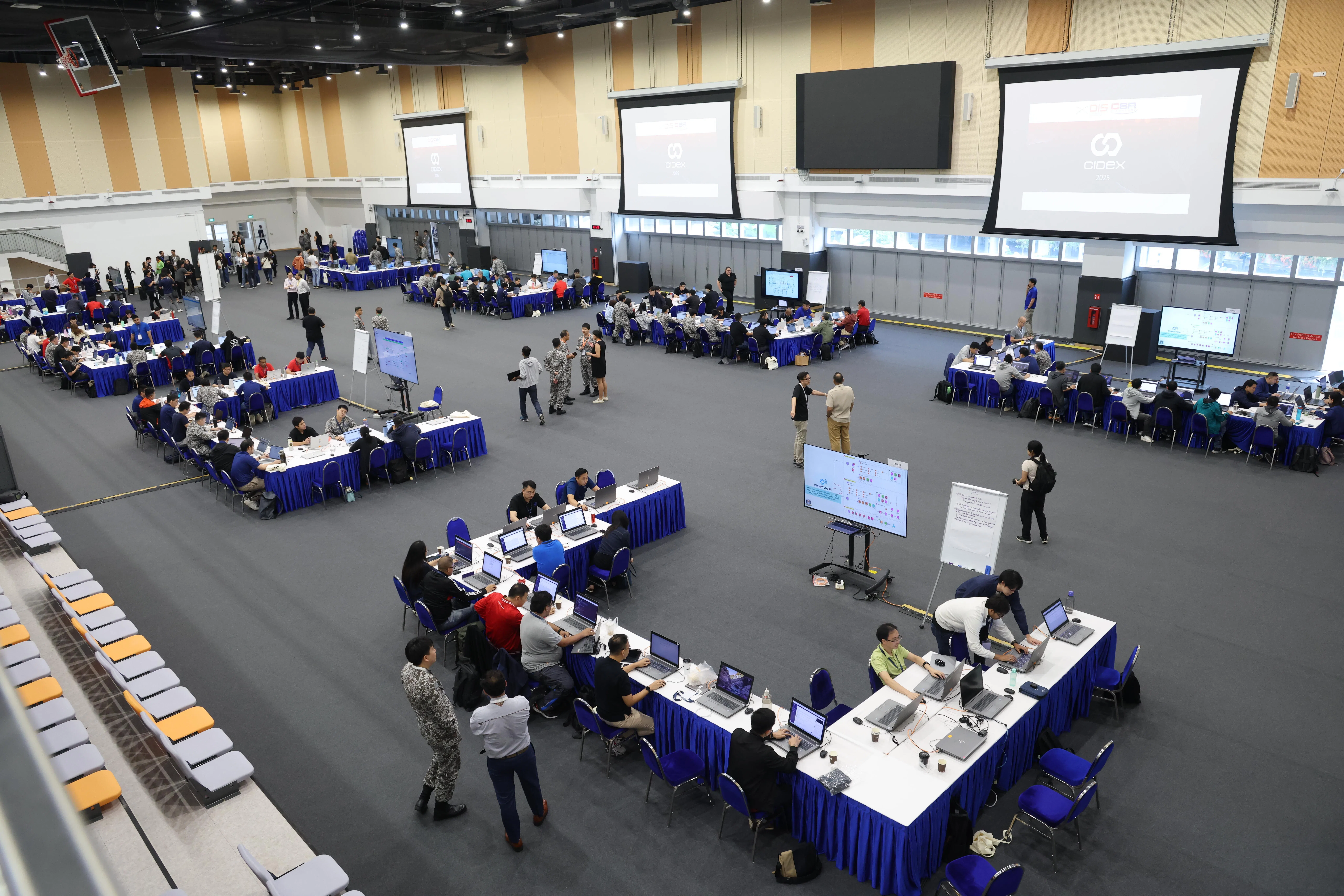 防御的蓝队分为八组，来自航空、能源和交通等领域，针对不同情境进行网络防御演习。（郑一鸣摄）