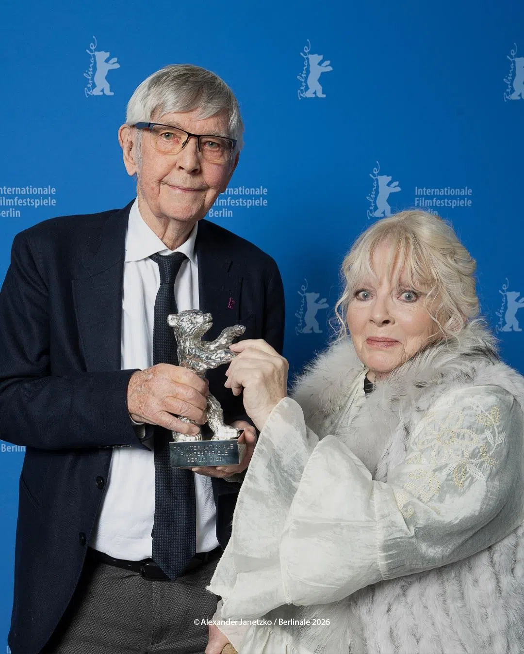 88岁Tom Courtenay（左）和79岁Anna Calder-Marshall并列银熊奖最佳配角。（取自柏林影展官方IG）