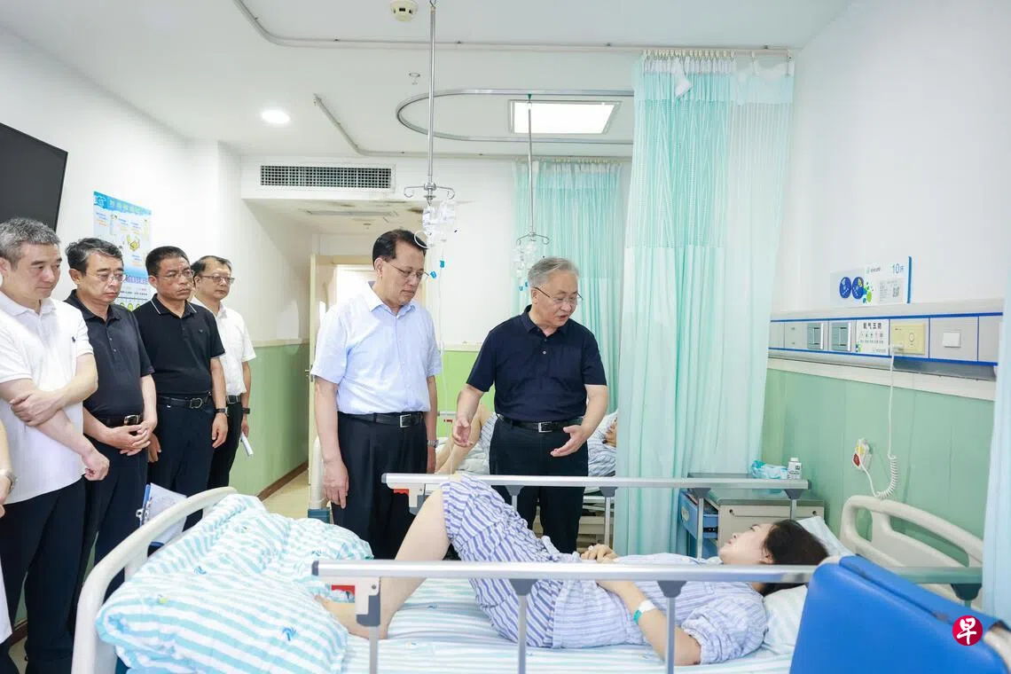 中国重庆彭水县发生山体崩塌后,中国副总理张国清星期六(7月18日)早晨到彭水县人民医院看望伤者。 (新华社) 中国重庆彭水县发生山体崩塌后,中国副总理张国清星期六(7月18日)早晨到彭水县人民医院看望伤者。 (新华社)