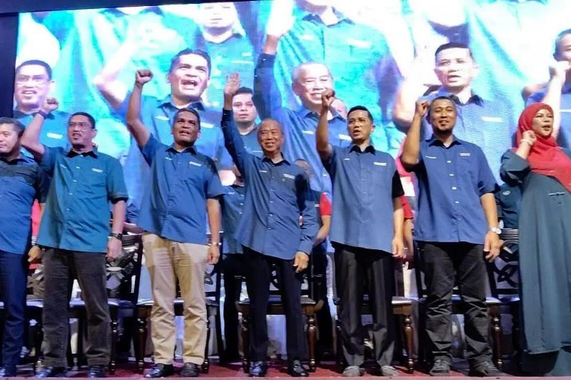 土团党主席慕尤丁（中）星期天（6月21日）在柔佛麻坡举行的土团党柔佛州竞选机制启动仪式上说，如果国盟的未来不需要土团党，他不排除土团党将另组新的政党联盟。（星洲日报）