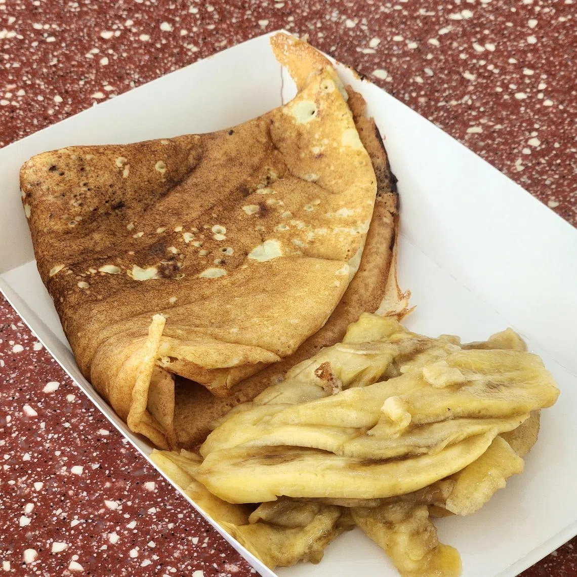 外带法式煎饼放在纸盒，香蕉另外放，以免煎饼软化。（陈爱薇摄）